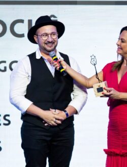 Marcelo Nunes recebe o Premio na categoria Croche_