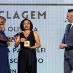 Tatiane Nascimento recebe o premio na categoria Reciclagem _